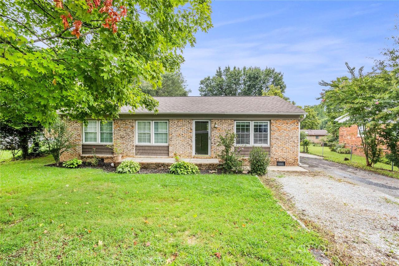 406 Robinson Clemmer Rd., Dallas, NC 28034
