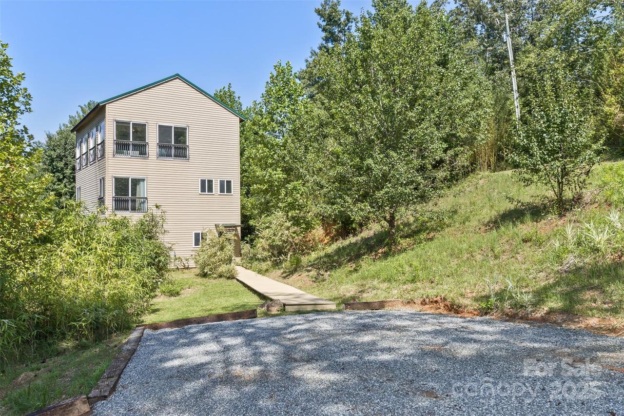 117 Old Dairy Dr., Leicester, NC 28748