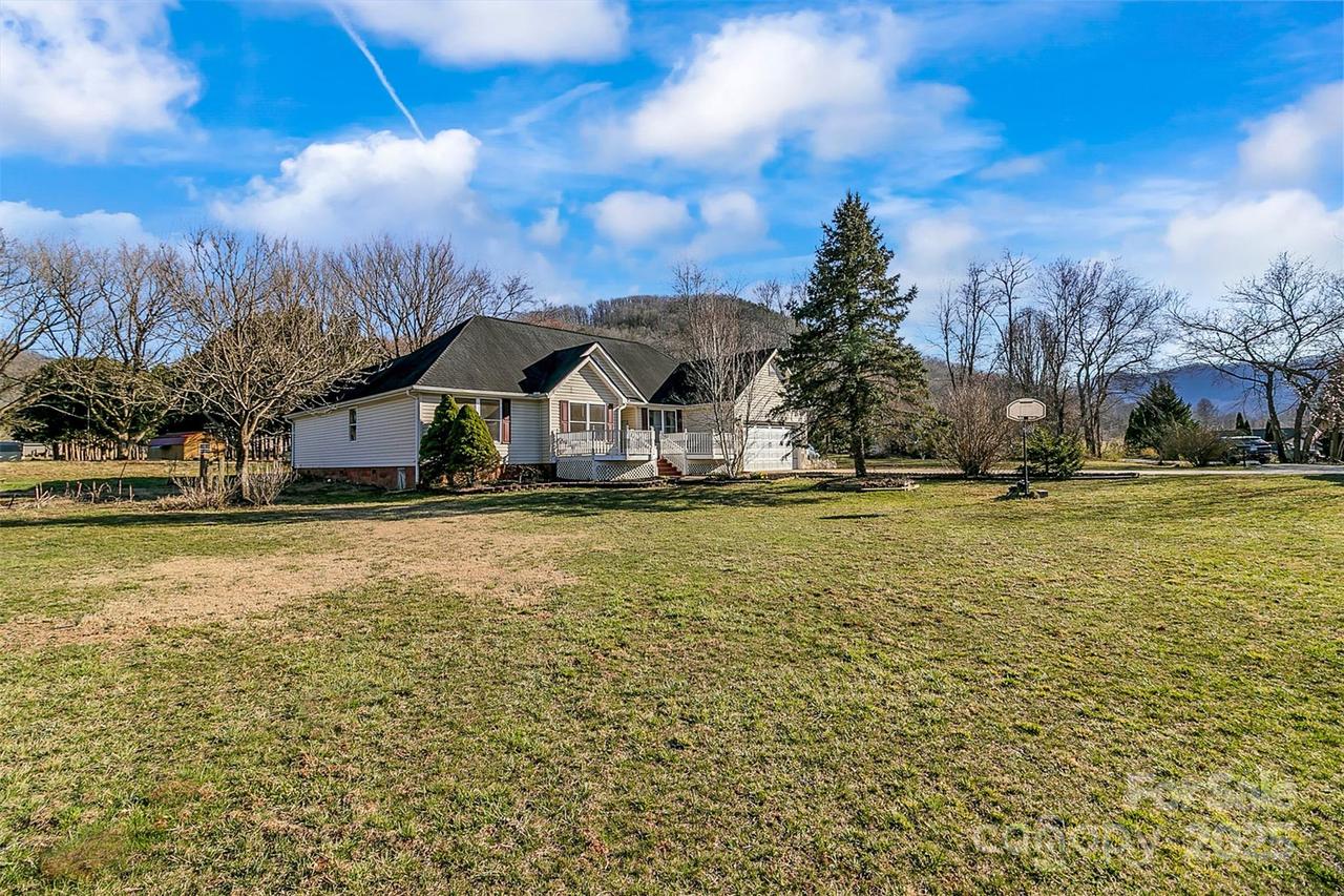 10 Lavender Ln., Candler, NC 28715