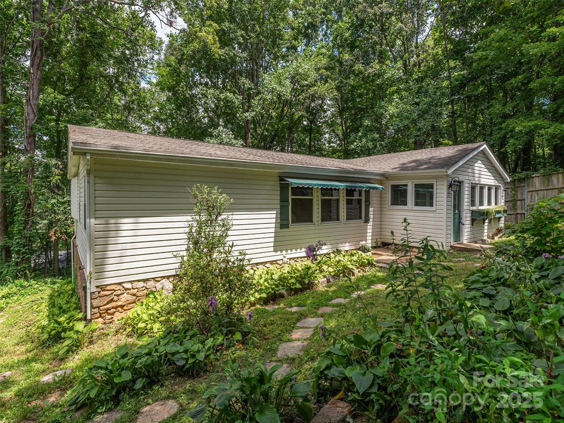 64 Mountain Site Ln., Asheville, NC 28803