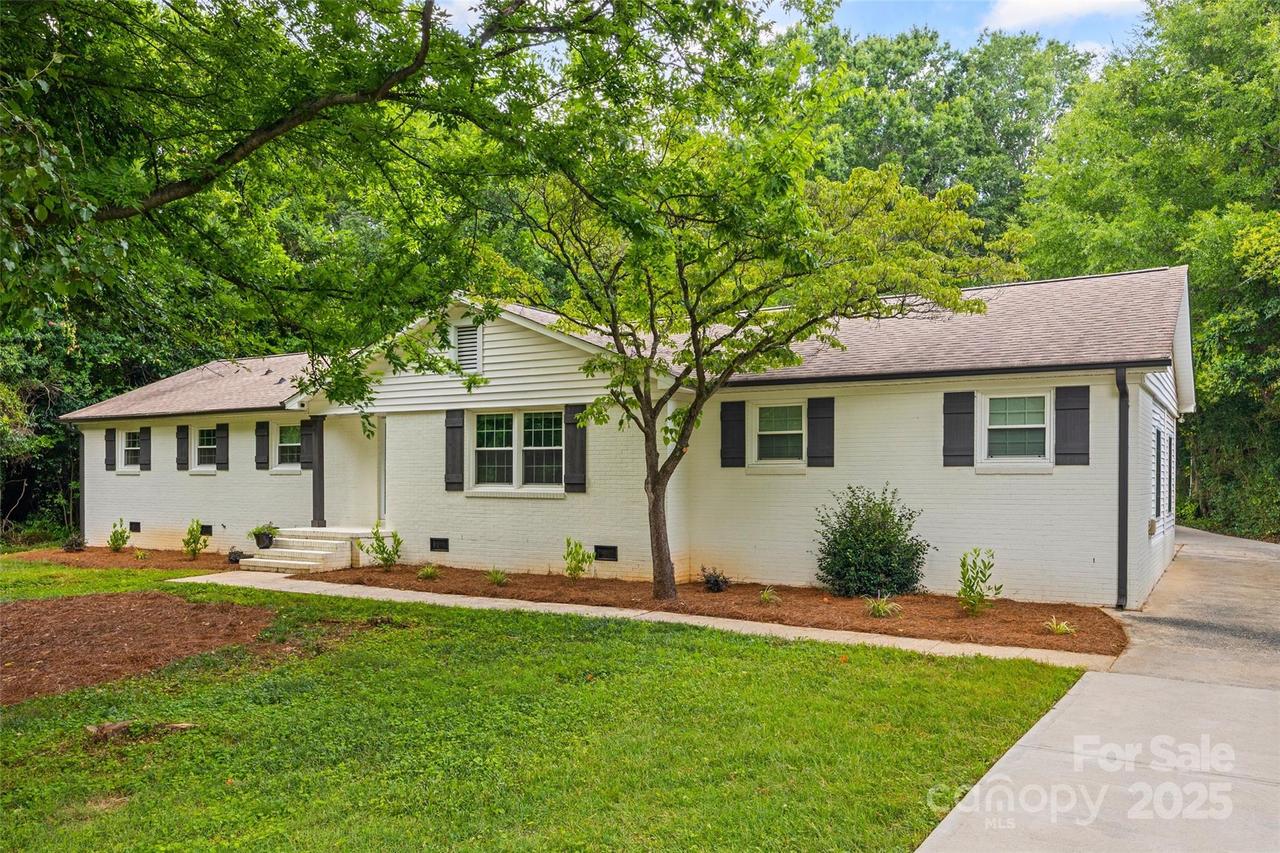 1045 Dooley Dr., Charlotte, NC 28227
