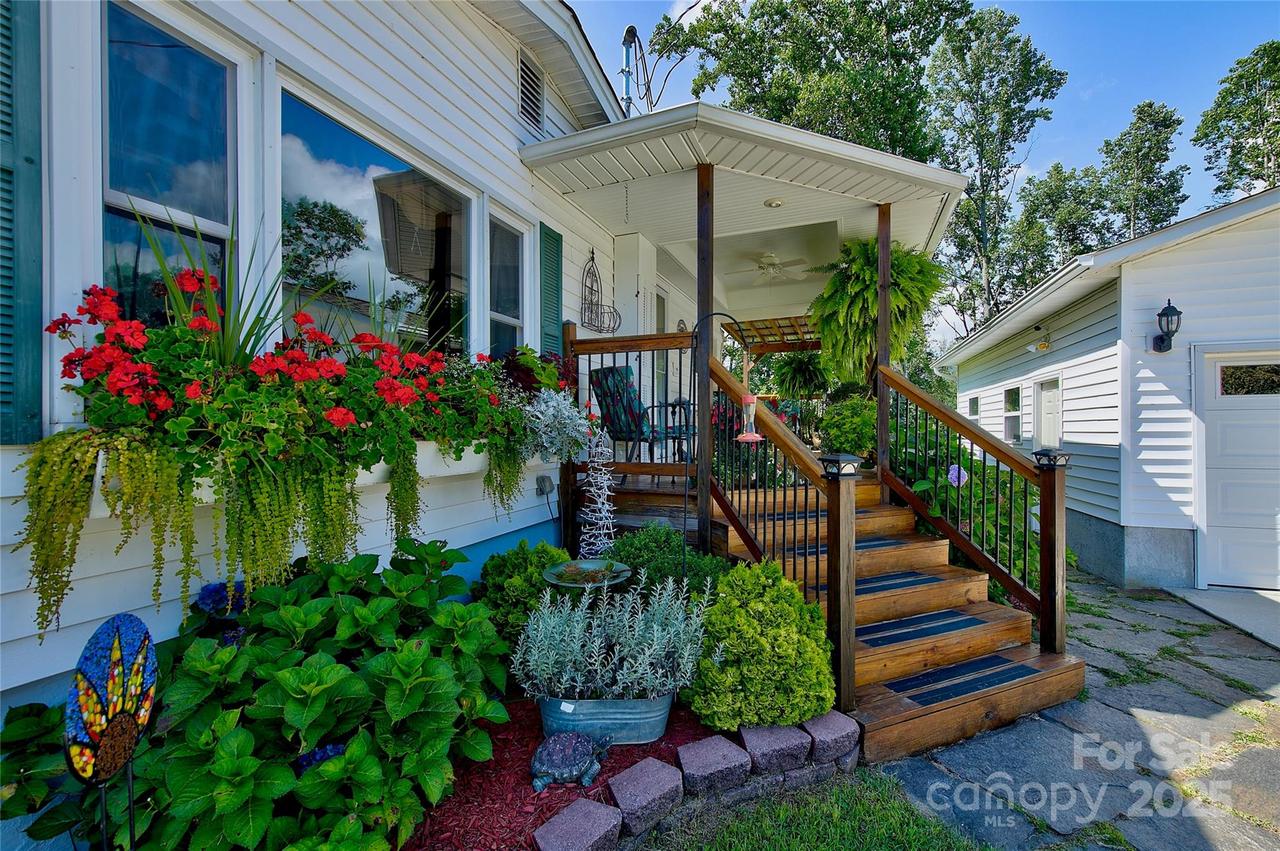 162 Summer Hill Ln., Spruce Pine, NC 28777