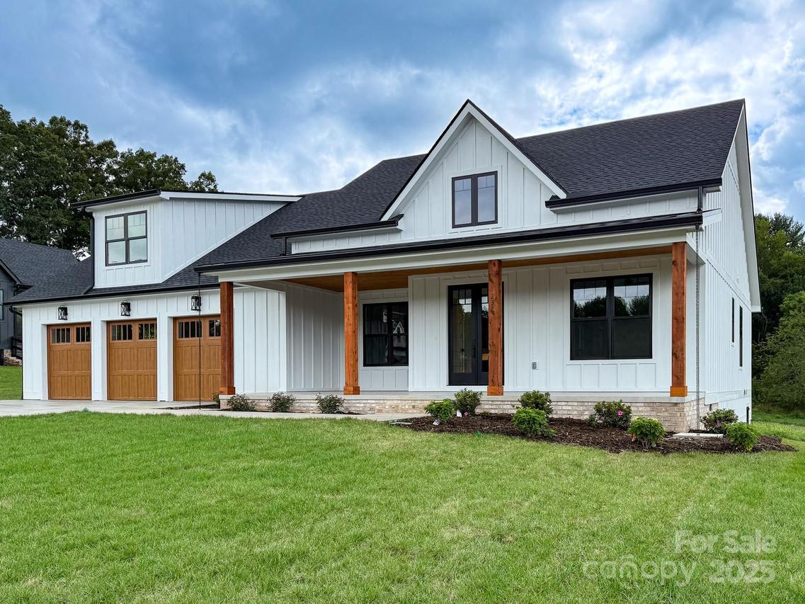 232 Mavrick Dr., Mills River, NC 28759