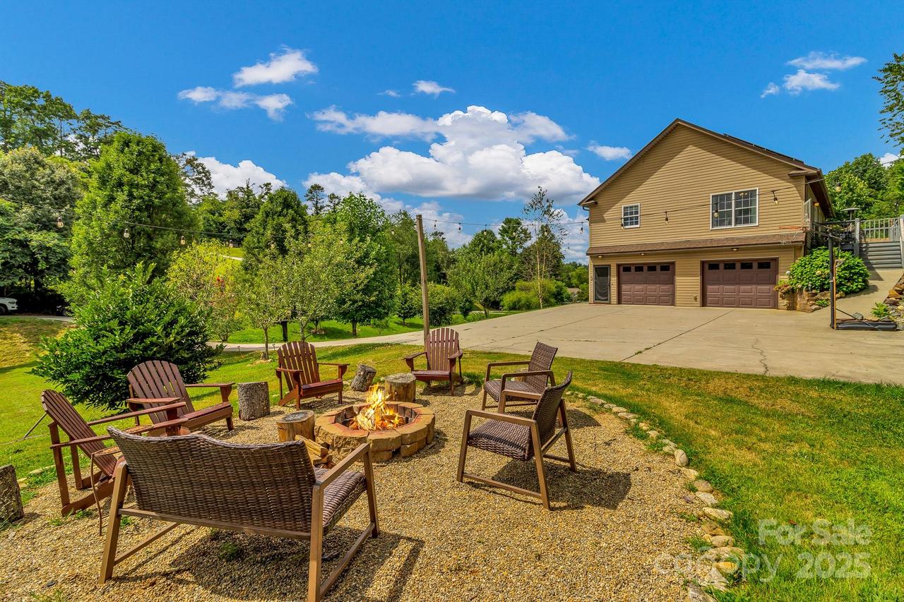 159 S Willow Brook Dr., Asheville, NC 28806