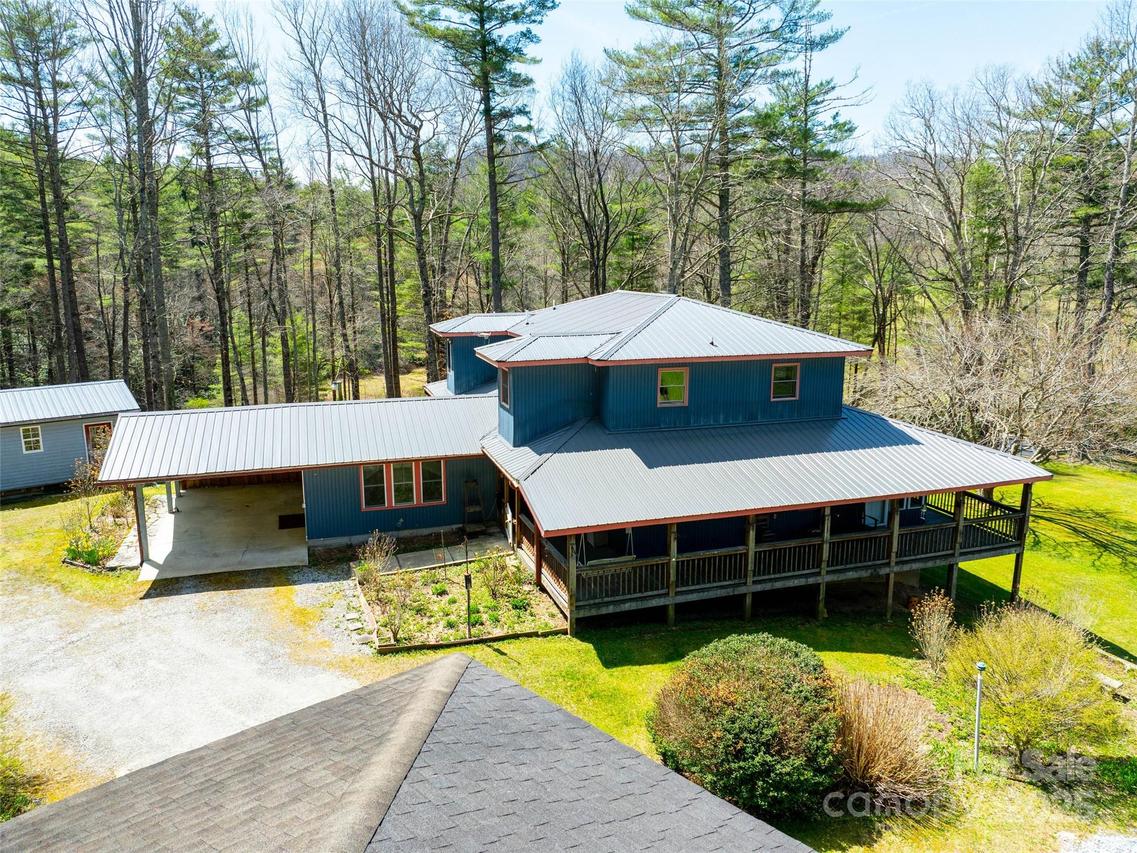 140 Hangin Dog Ln., Lake Toxaway, NC 28747