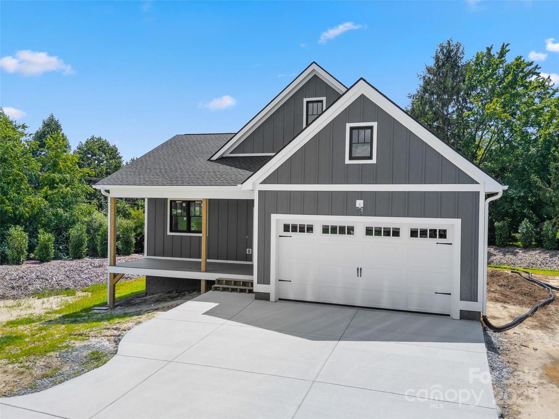 30 Olde Oak Ct., Hendersonville, NC 28792
