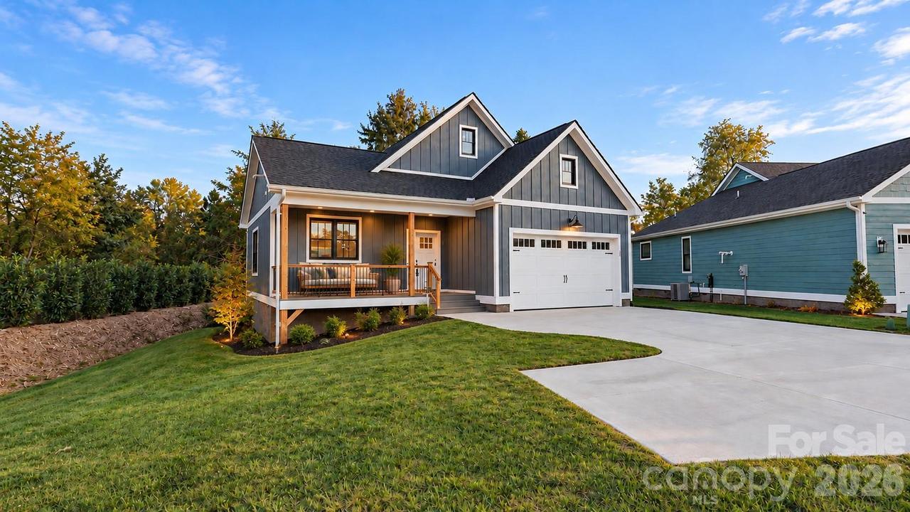 30 Olde Oak Ct., Hendersonville, NC 28792