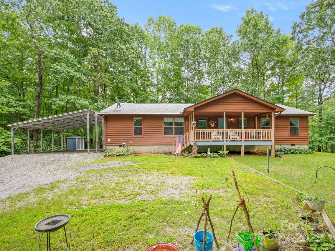 224 Small Falls Ln., Saluda, NC 28773