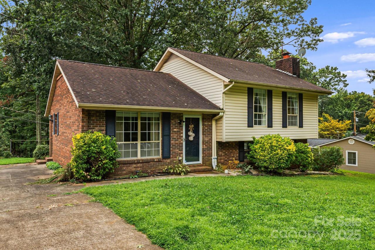 102 Aycock St., Black Mountain, NC 28711