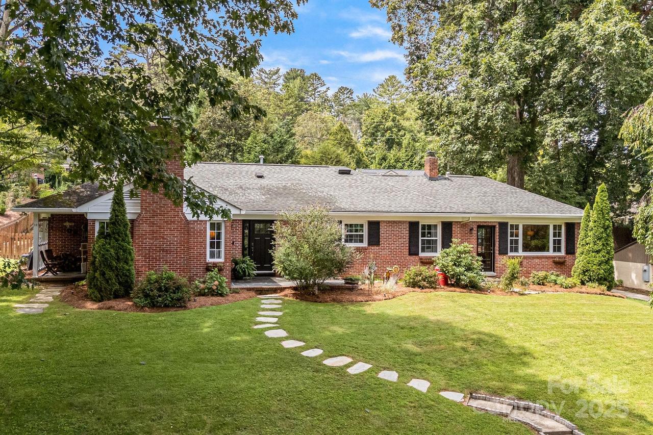 52 Shorewood Dr., Asheville, NC 28804