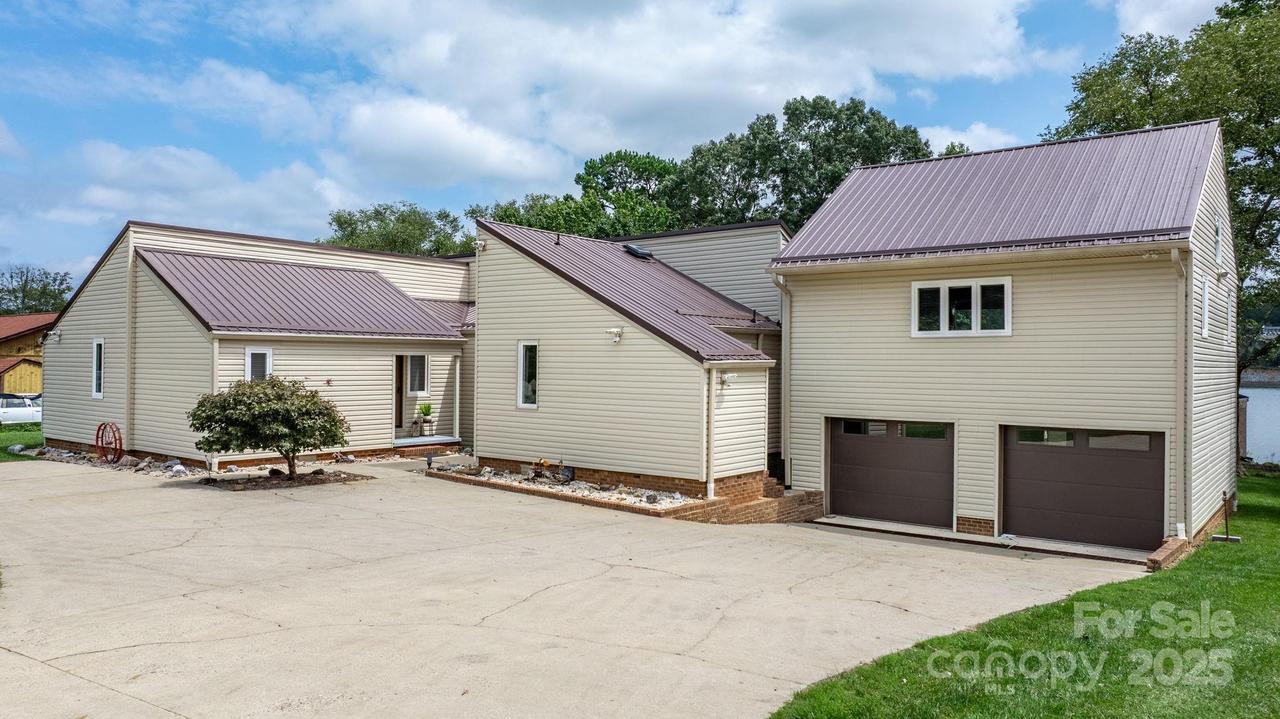 748 Moretz Ct., Hickory, NC 28601