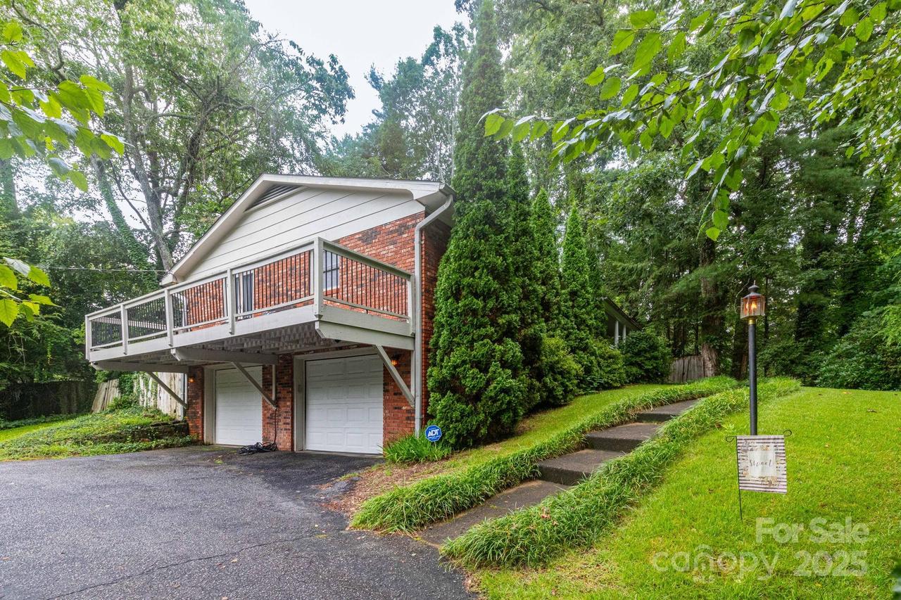 936 Toxaway Dr., Hendersonville, NC 28791