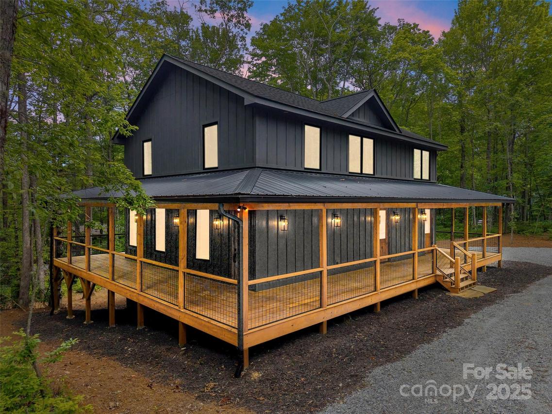 365 Cherokee Cir., Lake Toxaway, NC 28747