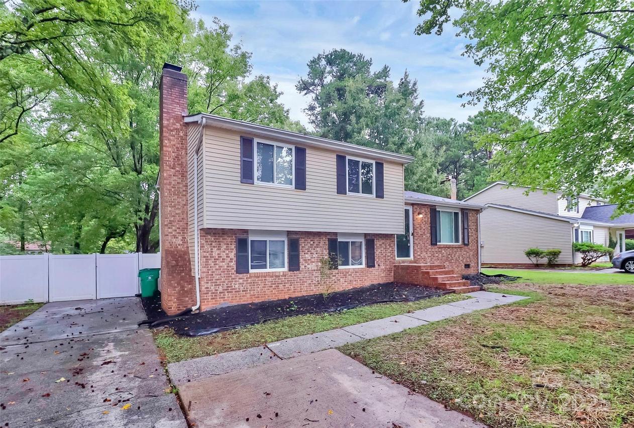 6230 Holly Knoll Dr., Charlotte, NC 28227