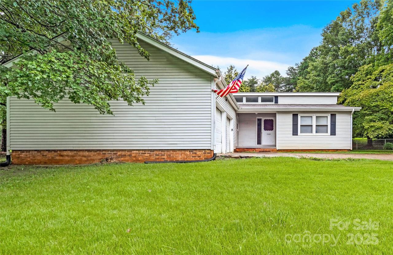 308 Pine Valley Dr., Yadkinville, NC 27055