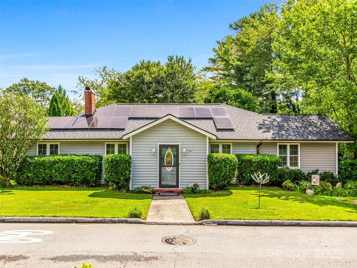 1614 Ridgewood Blvd., Hendersonville, NC 28791