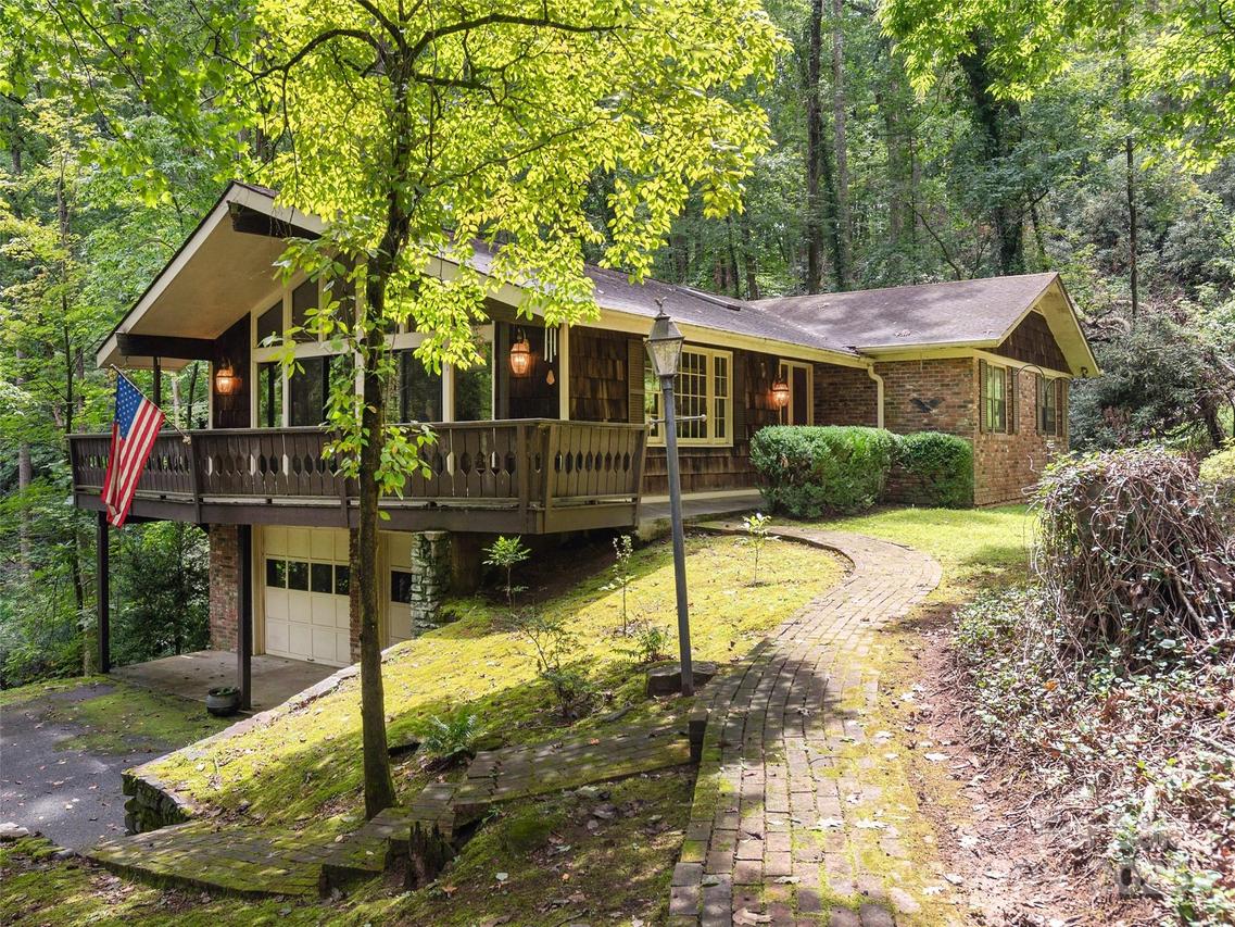 25 Iroquois Dr., Hendersonville, NC 28791