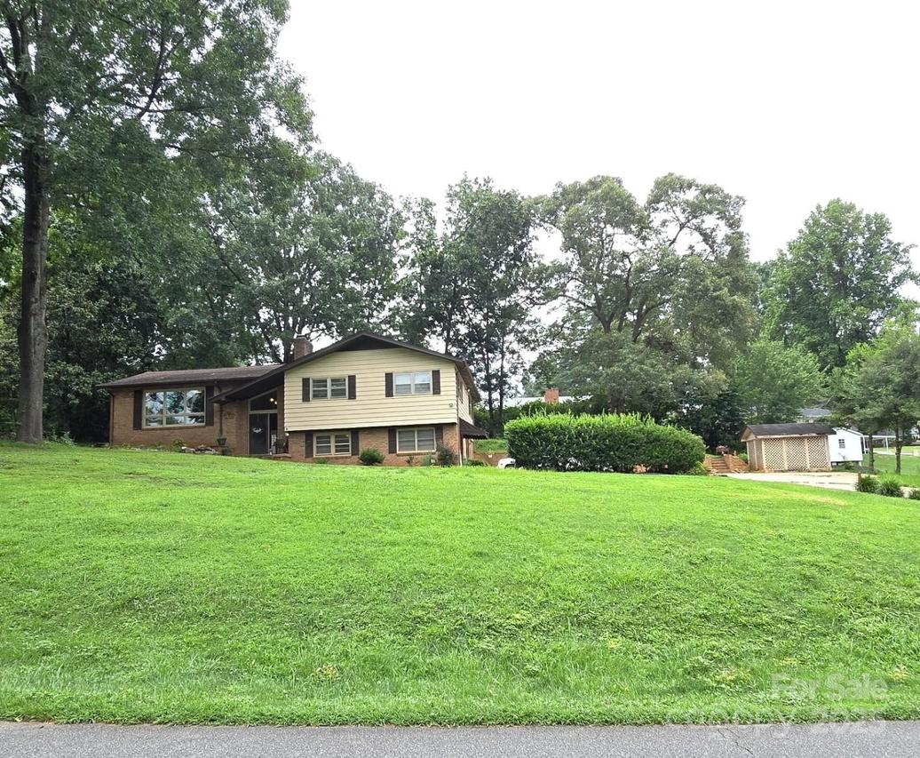 135 42nd Avenue Cir., Hickory, NC 28601