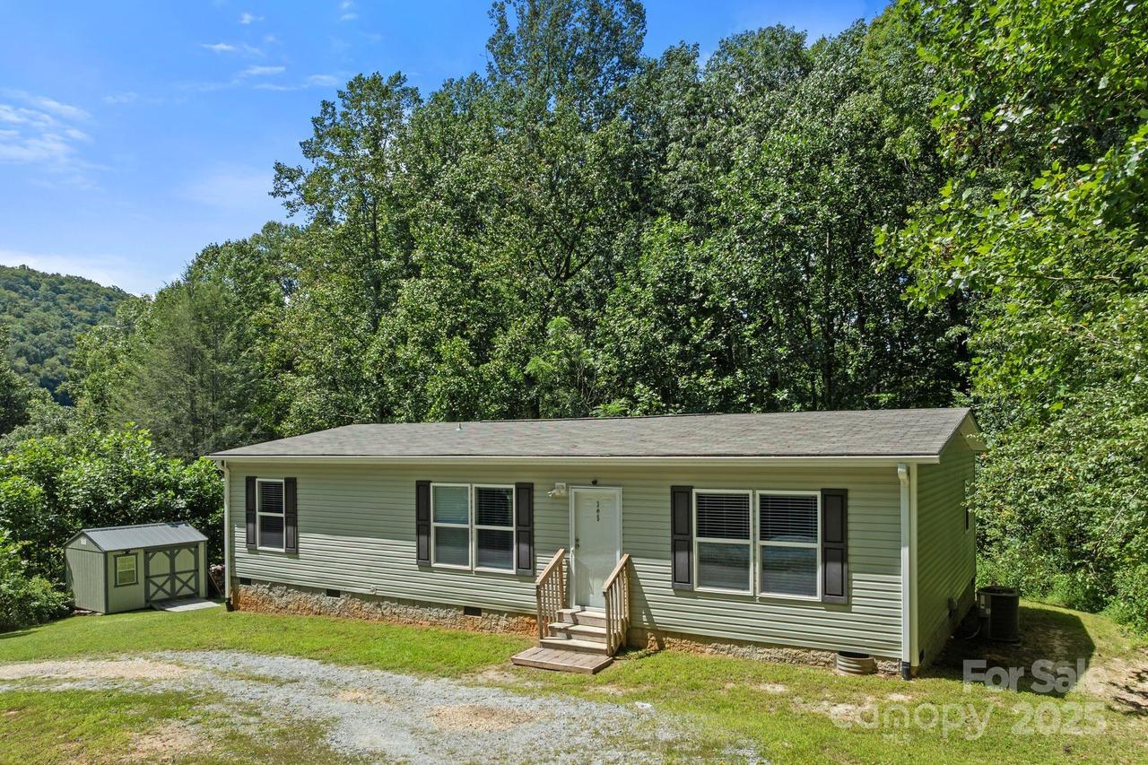 35 Dupont Estates Dr., Hendersonville, NC 28739