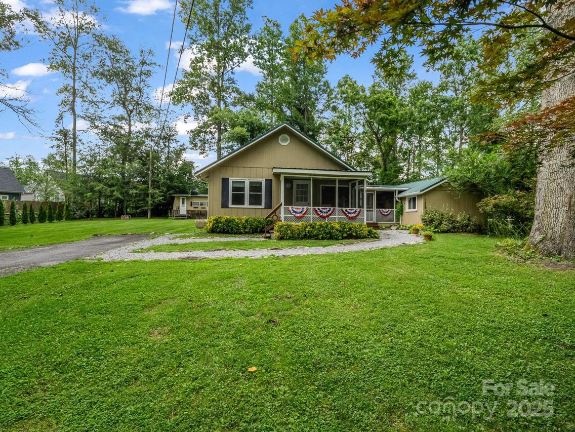 636 Midway St., Hendersonville, NC 28739