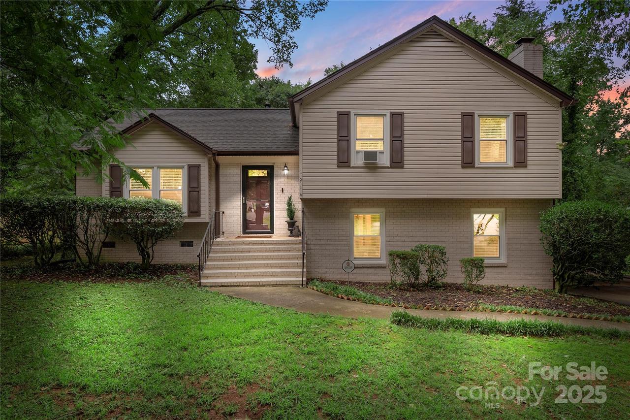 1914 Bonnie Ln., Charlotte, NC 28213