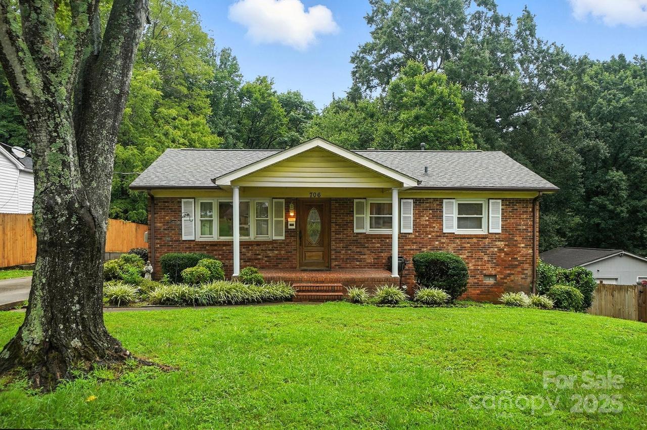 706 Stowe Dr., Lowell, NC 28098