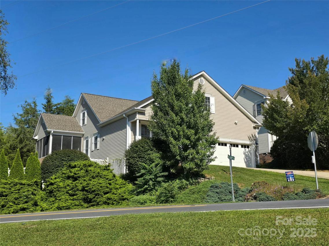 2 Flowering Cherry Dr., Asheville, NC 28805
