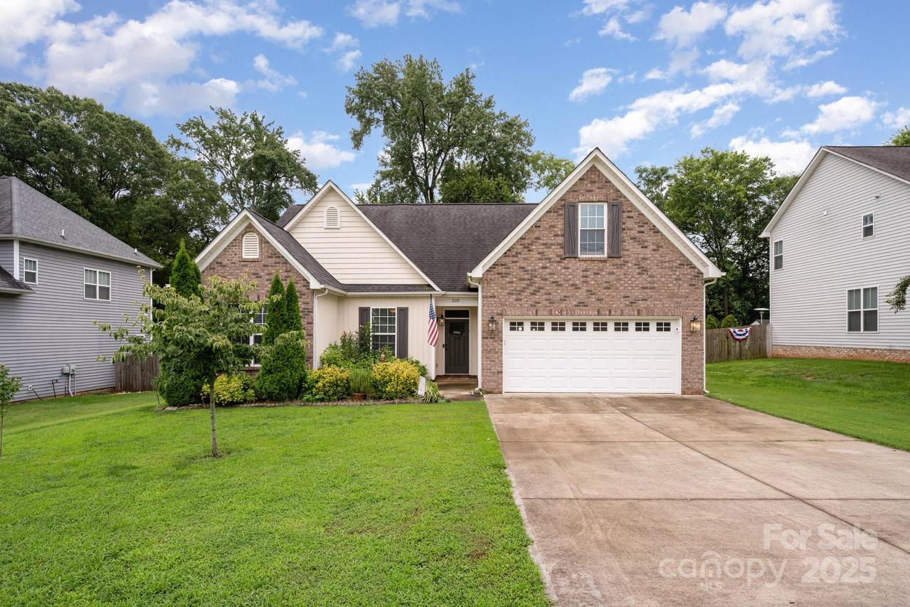 220 Ridge Dr., Harrisburg, NC 28075