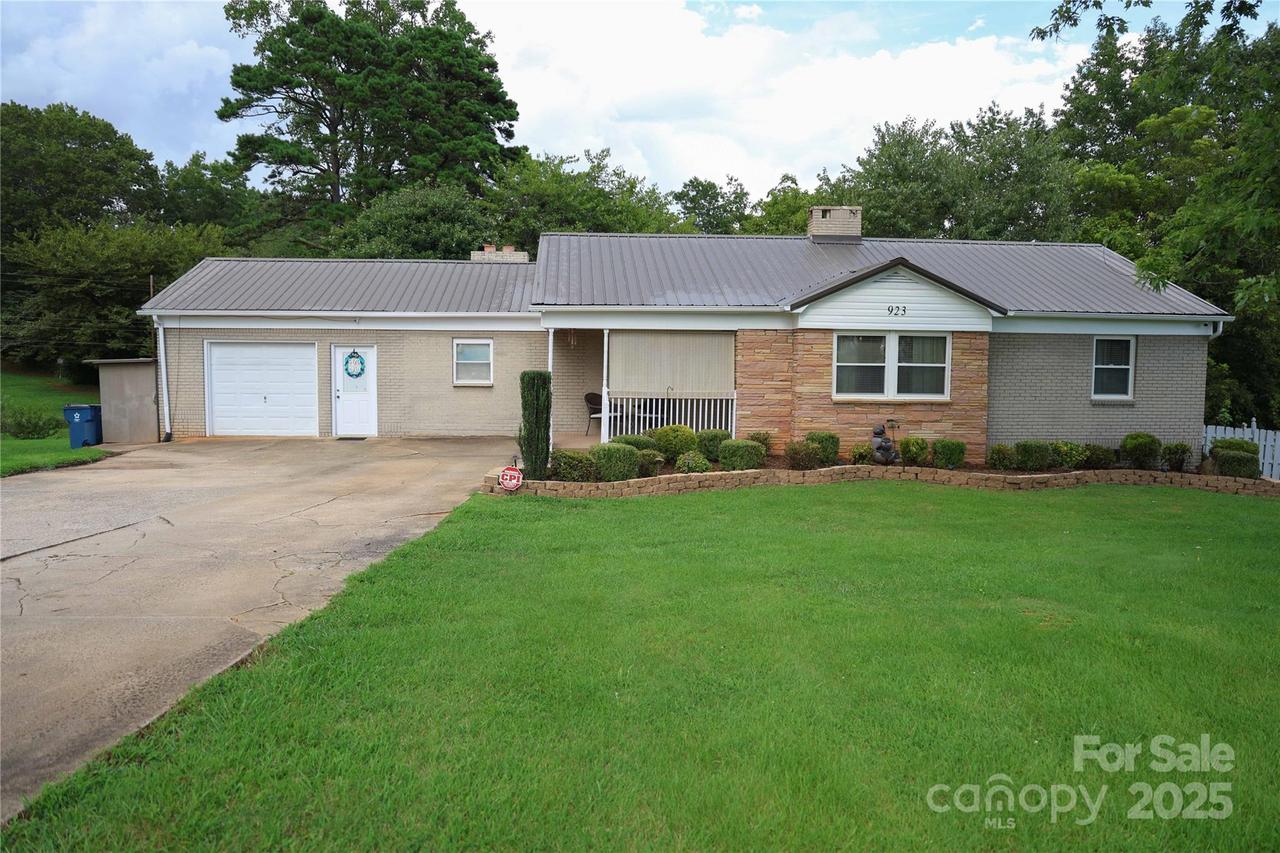 923 21st Street Dr., Hickory, NC 28602