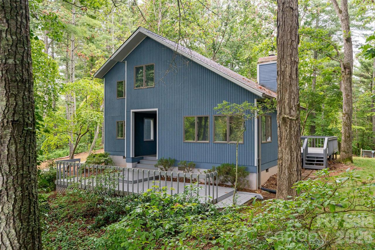 427 Shadowwood Dr., Leicester, NC 28748