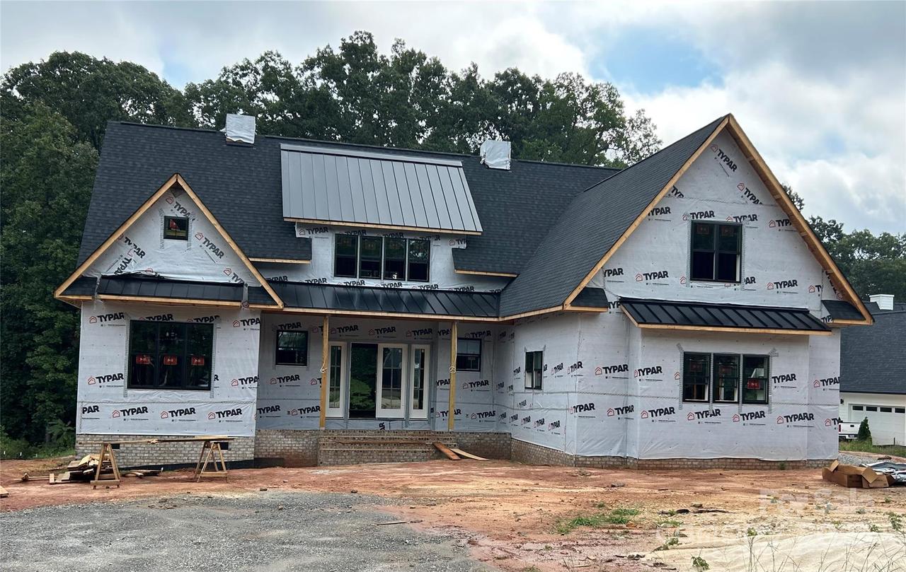 130 Mcneil Ln., Mooresville, NC 28117