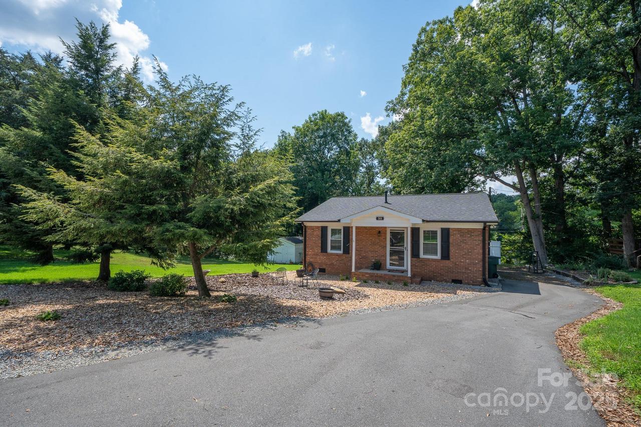 308 Graham Dr., Dallas, NC 28034