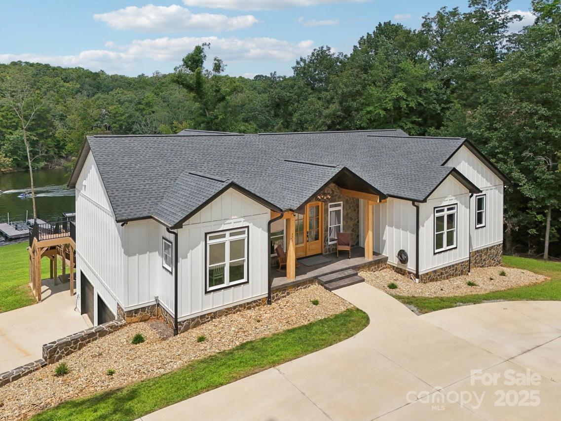 323 Whisper Lake Dr., New London, NC 28127