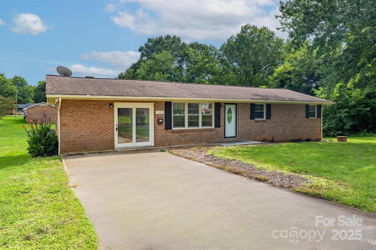 1500 19th Avenue Pl., Hickory, NC 28601