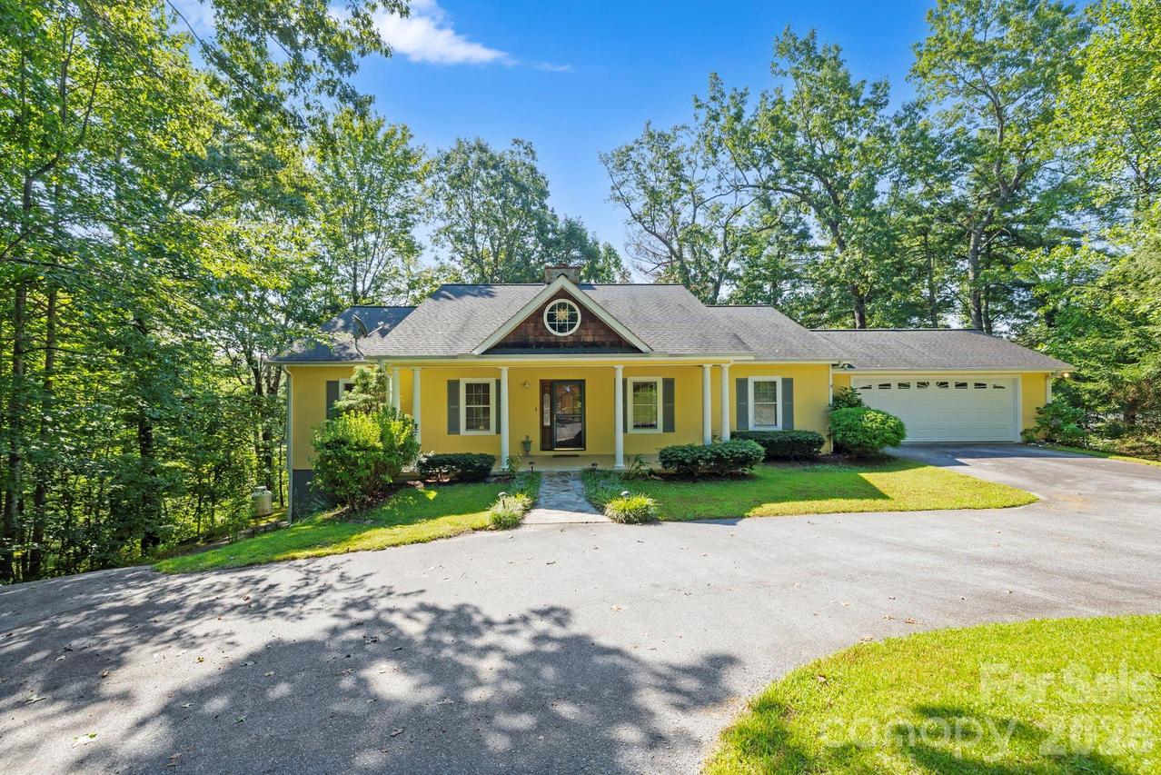 36 Macedonia West Dr., Saluda, NC 28773