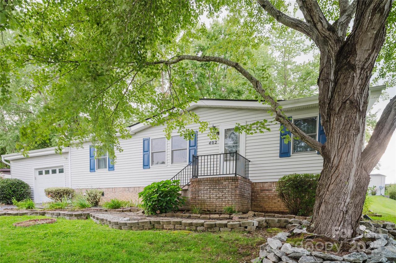 402 Deerfield Ct., Hendersonville, NC 28792