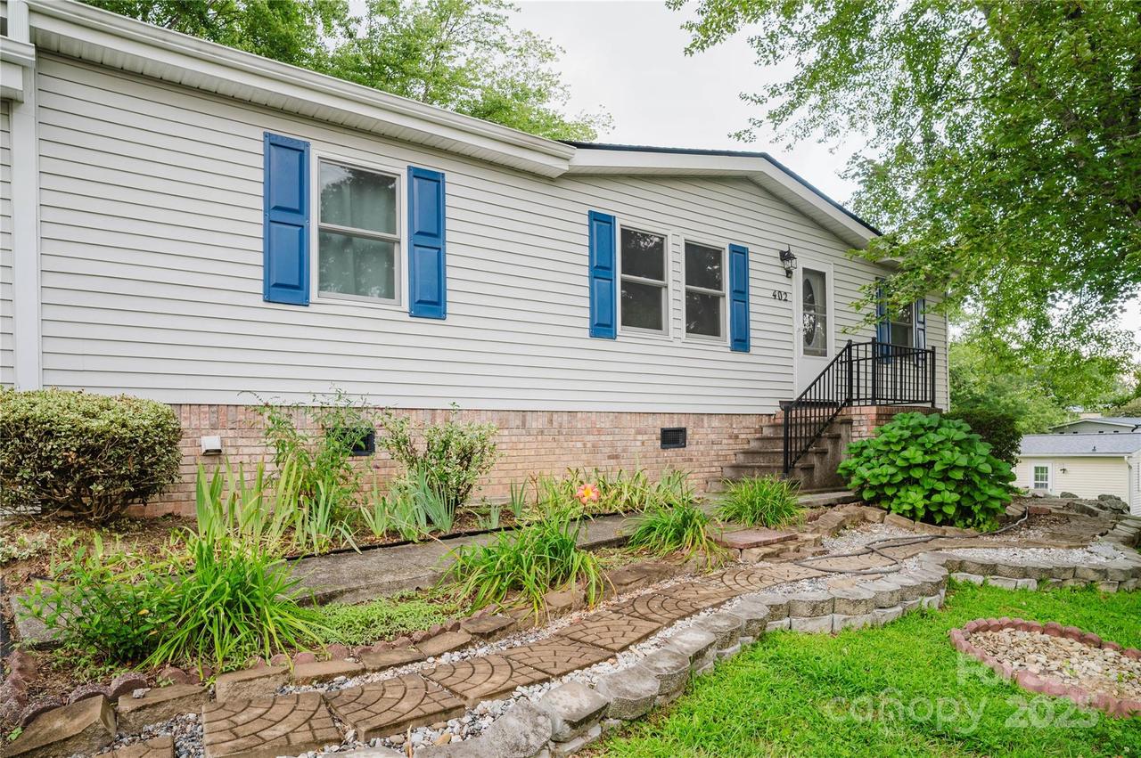 402 Deerfield Ct., Hendersonville, NC 28792