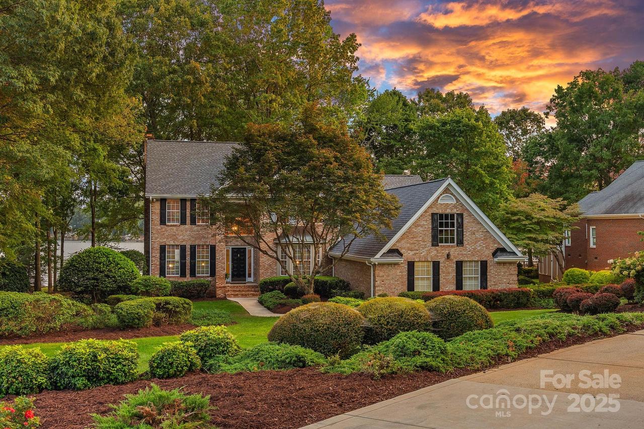 121 Harbor Shore Ct., Mooresville, NC 28117