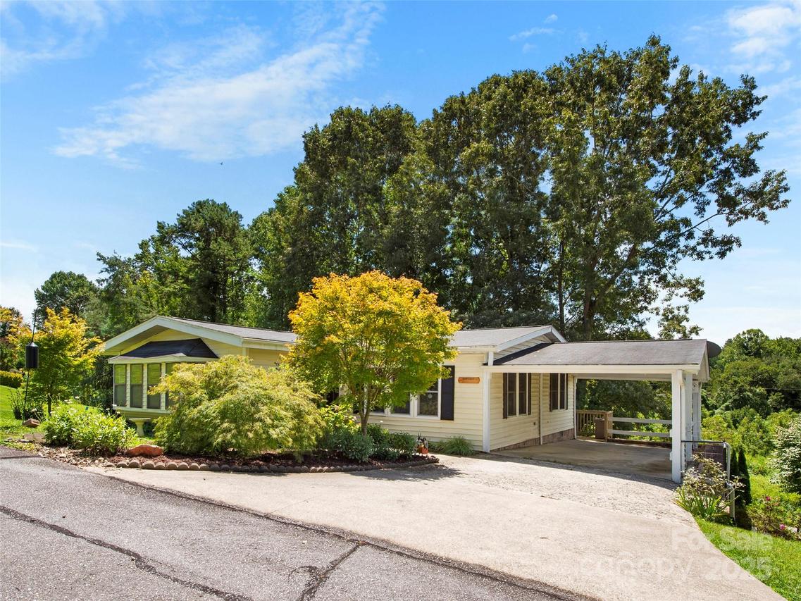 200 Cranbrook Cir., Hendersonville, NC 28792