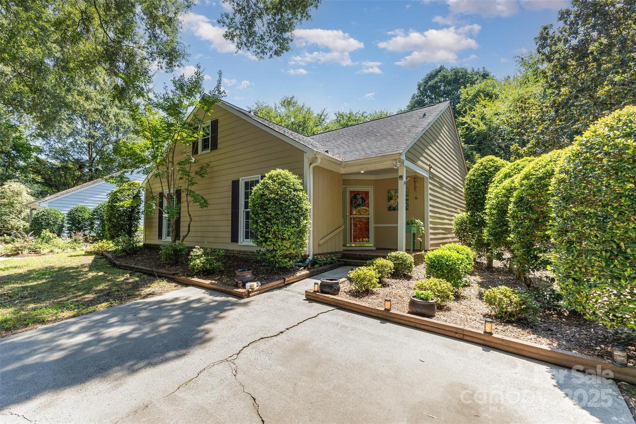 2605 Hillmont Dr., Charlotte, NC 28226