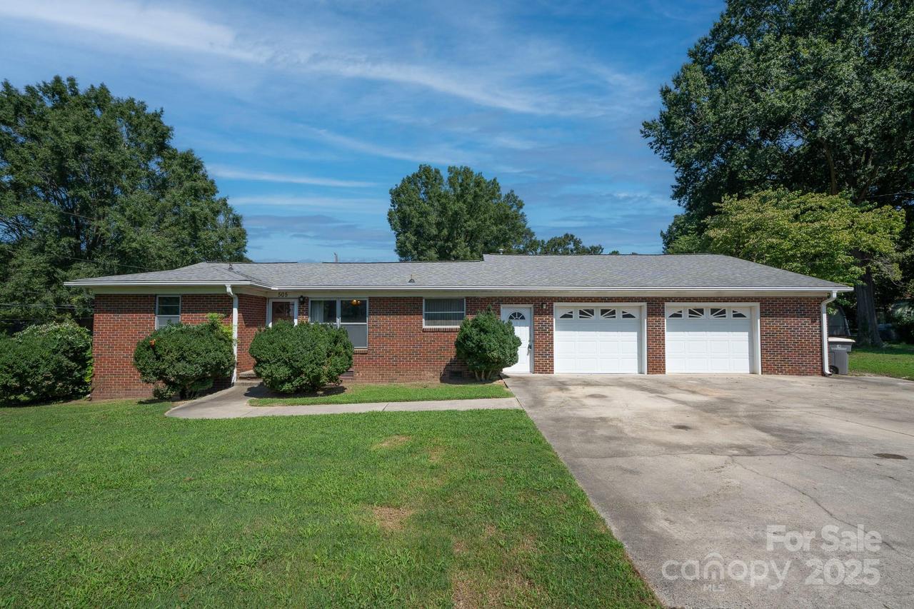 505 Rogers Lake Rd., Kannapolis, NC 28083