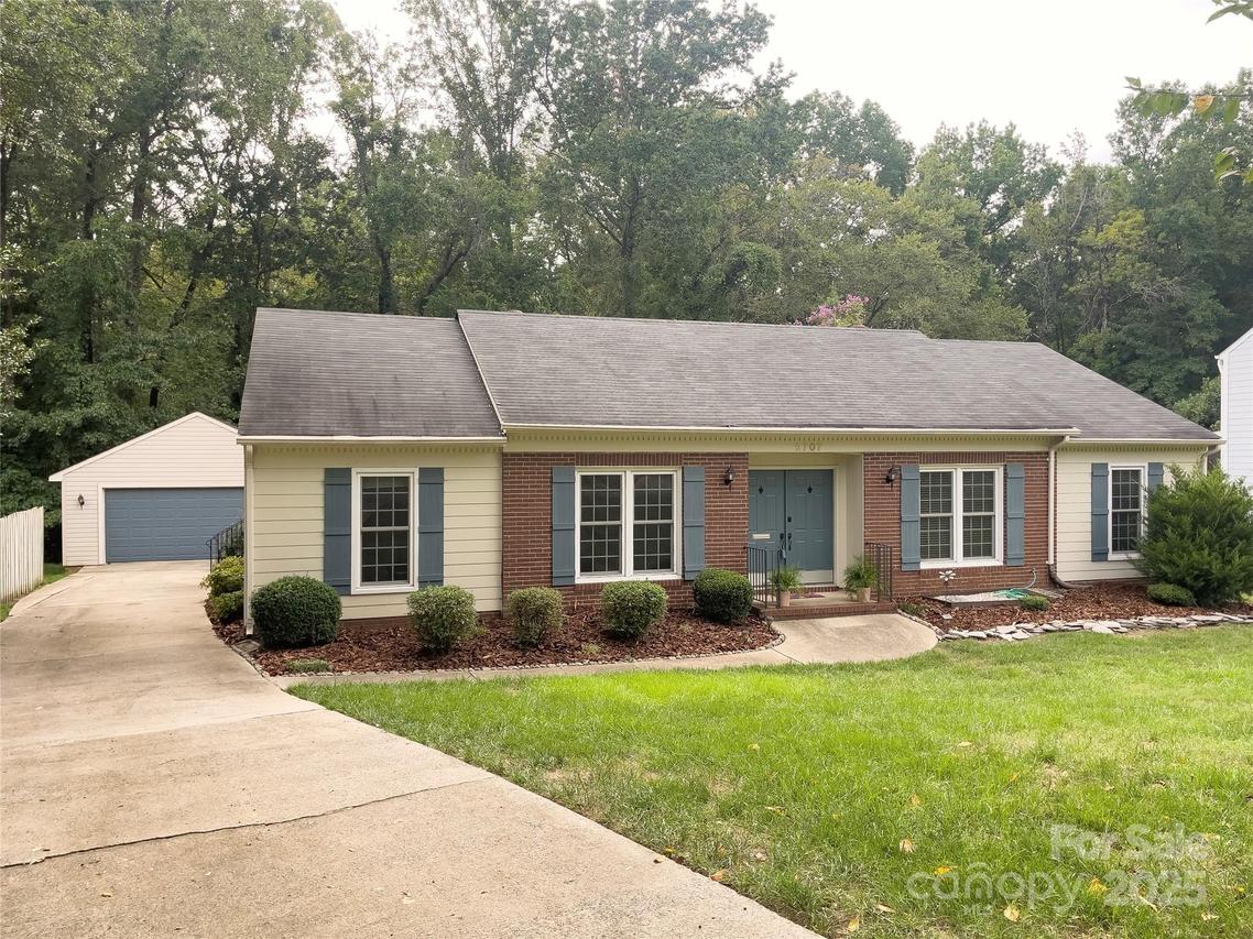 2707 Heidleburg Ln., Charlotte, NC 28210