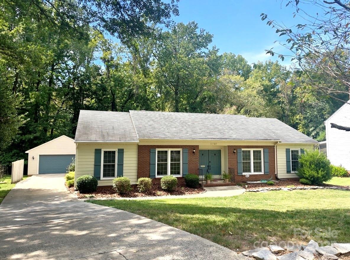 2707 Heidleburg Ln., Charlotte, NC 28210