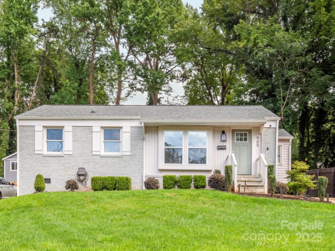 909 September Ln., Charlotte, NC 28208