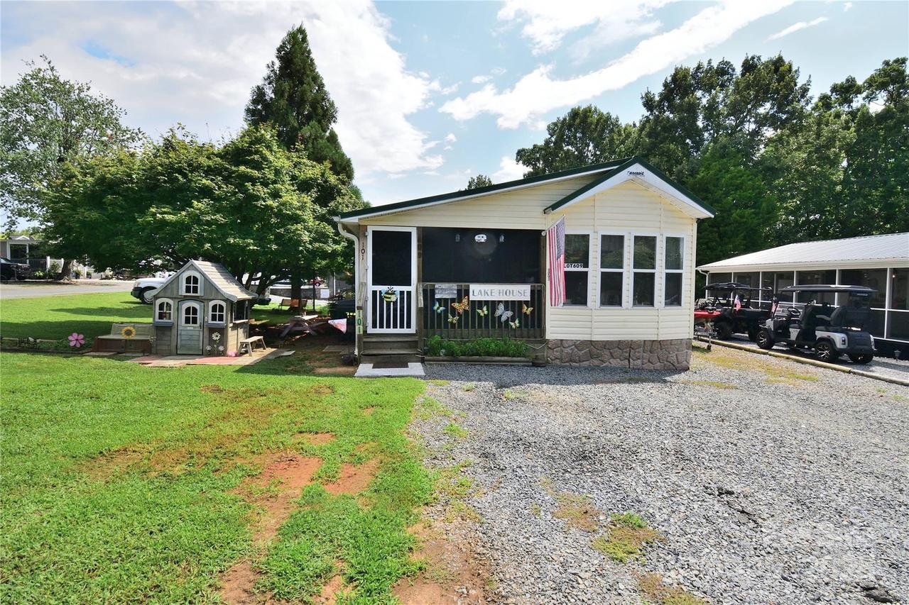 101 Hummingbird Cir., New London, NC 28127