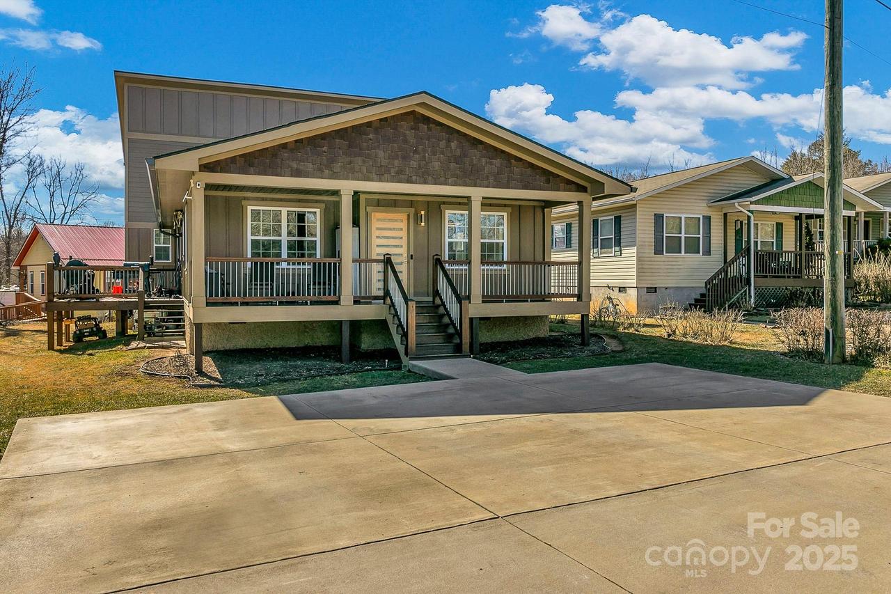 215 E Oakview Rd., Asheville, NC 28806