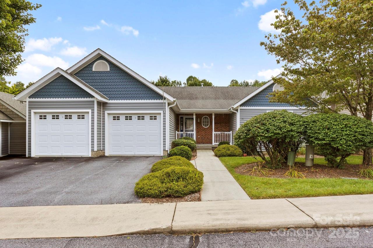 315 Charlestown Dr., Hendersonville, NC 28792
