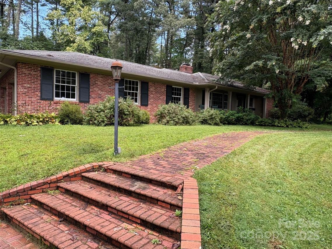 1331 Chanteloup Dr., Hendersonville, NC 28739