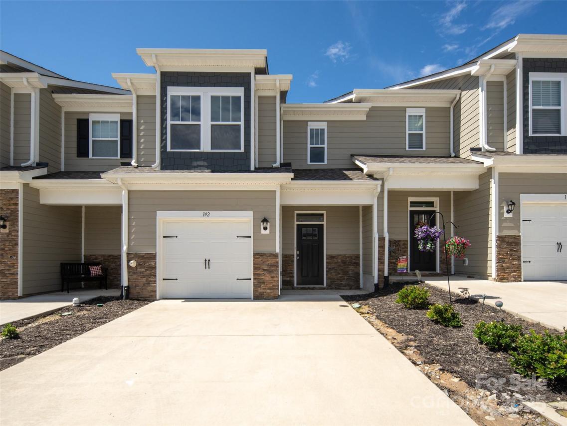 142 Creekview Rd., Hendersonville, NC 28792
