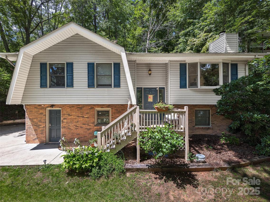 675 Nellie John Dr., Clyde, NC 28721